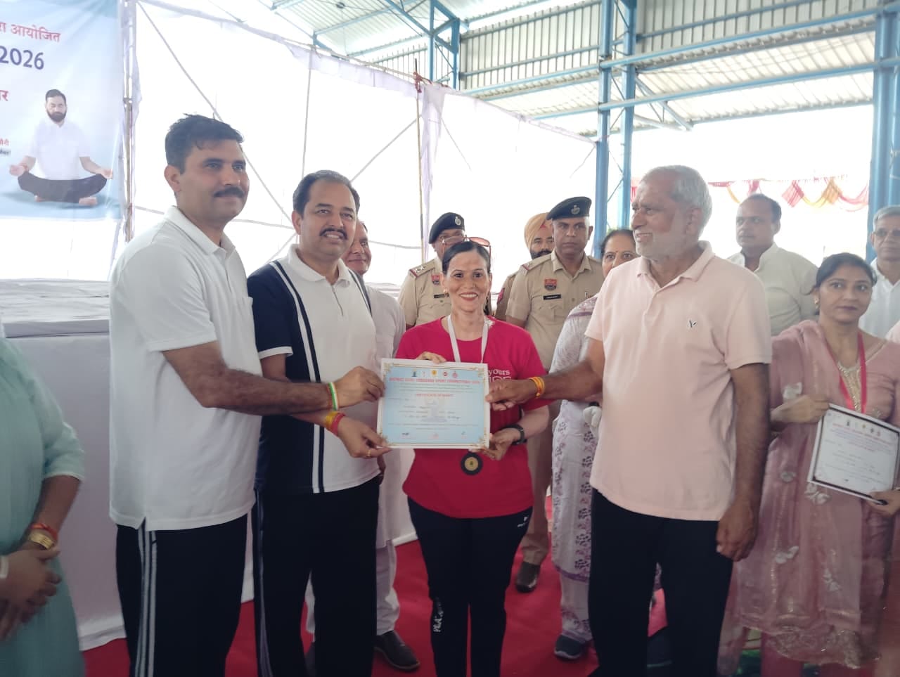 11 ढांड 02 सम्मान प्राप्त करते हुए पीटीआई एवं कार्यवाहक मुख्याध्यापिका योगिता पांचाल। 11 ढांड 02 सम्मान प्राप्त करते हुए पीटीआई एवं कार्यवाहक मुख्याध्यापिका योगिता पांचाल।