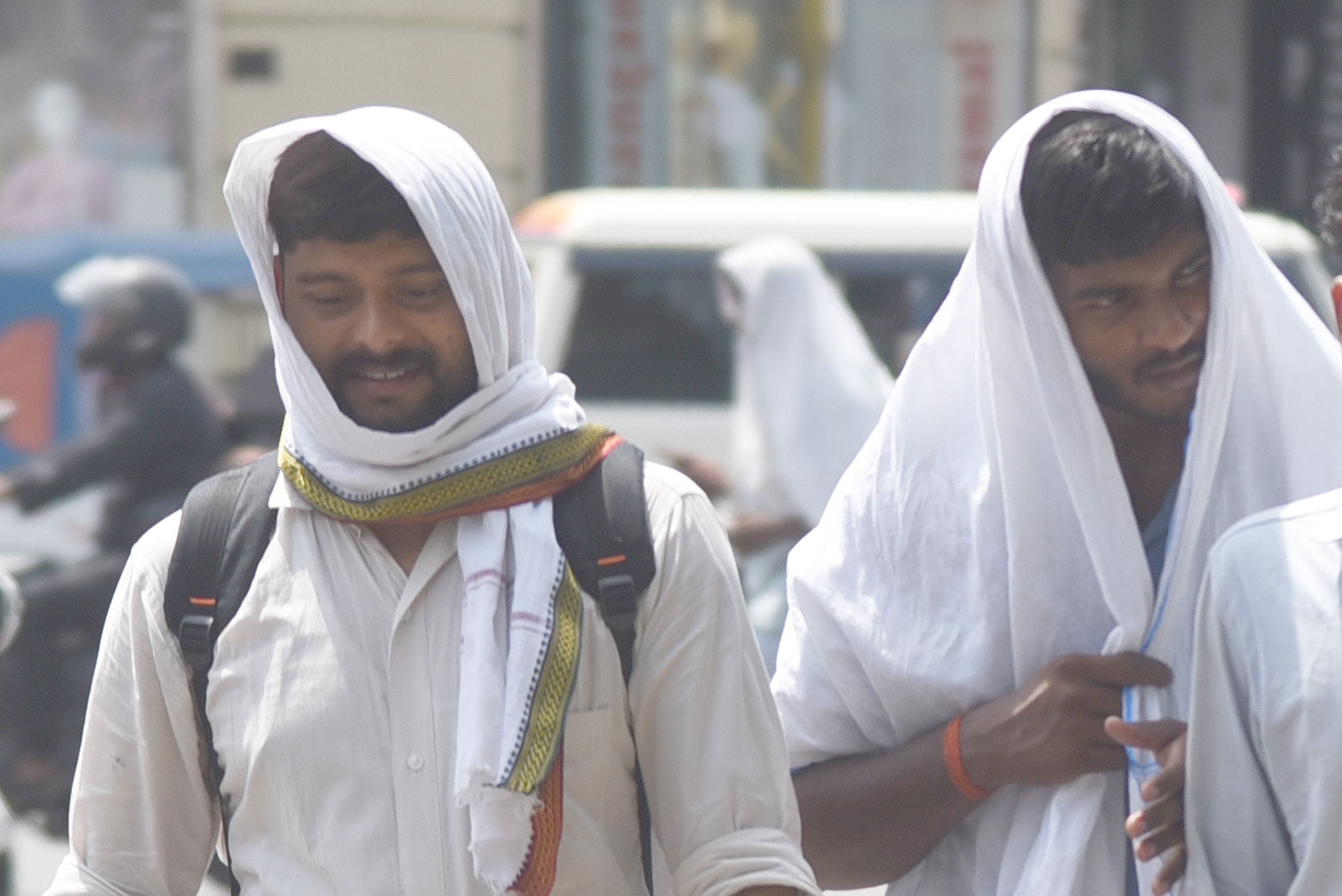 बृहस्पतिवार को गर्मी और धूप से परेशान नजर आए लाेग। 