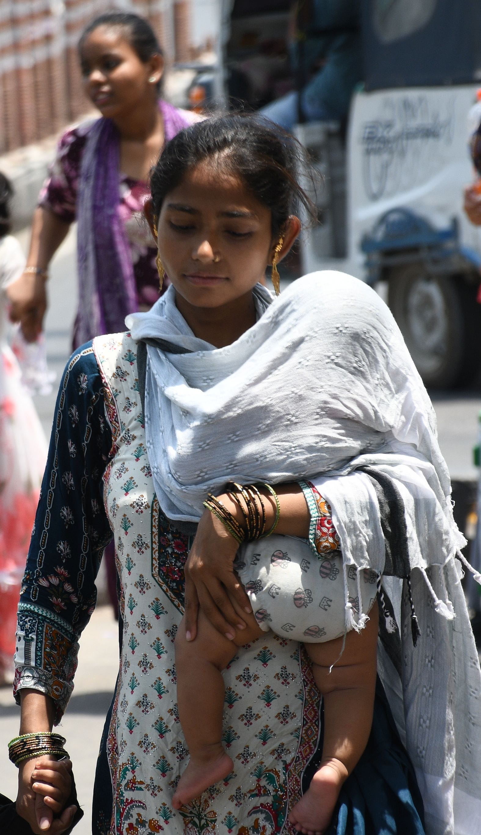 बृहस्पतिवार को गर्मी और धूप से परेशान नजर आए लाेग। 