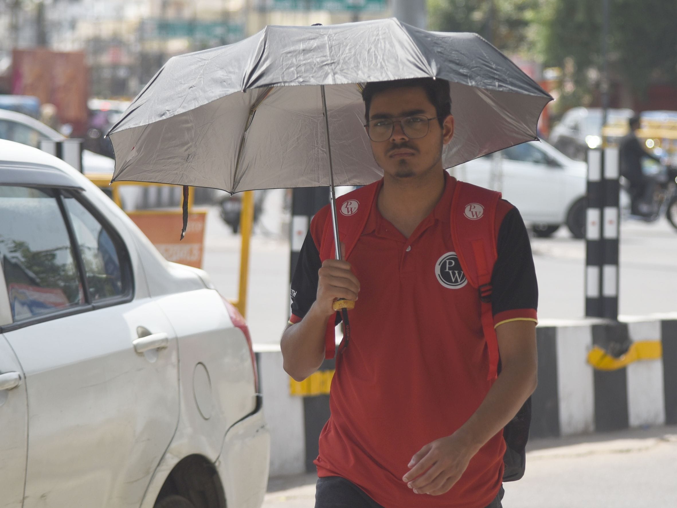 बृहस्पतिवार को गर्मी और धूप से परेशान नजर आए लाेग। 