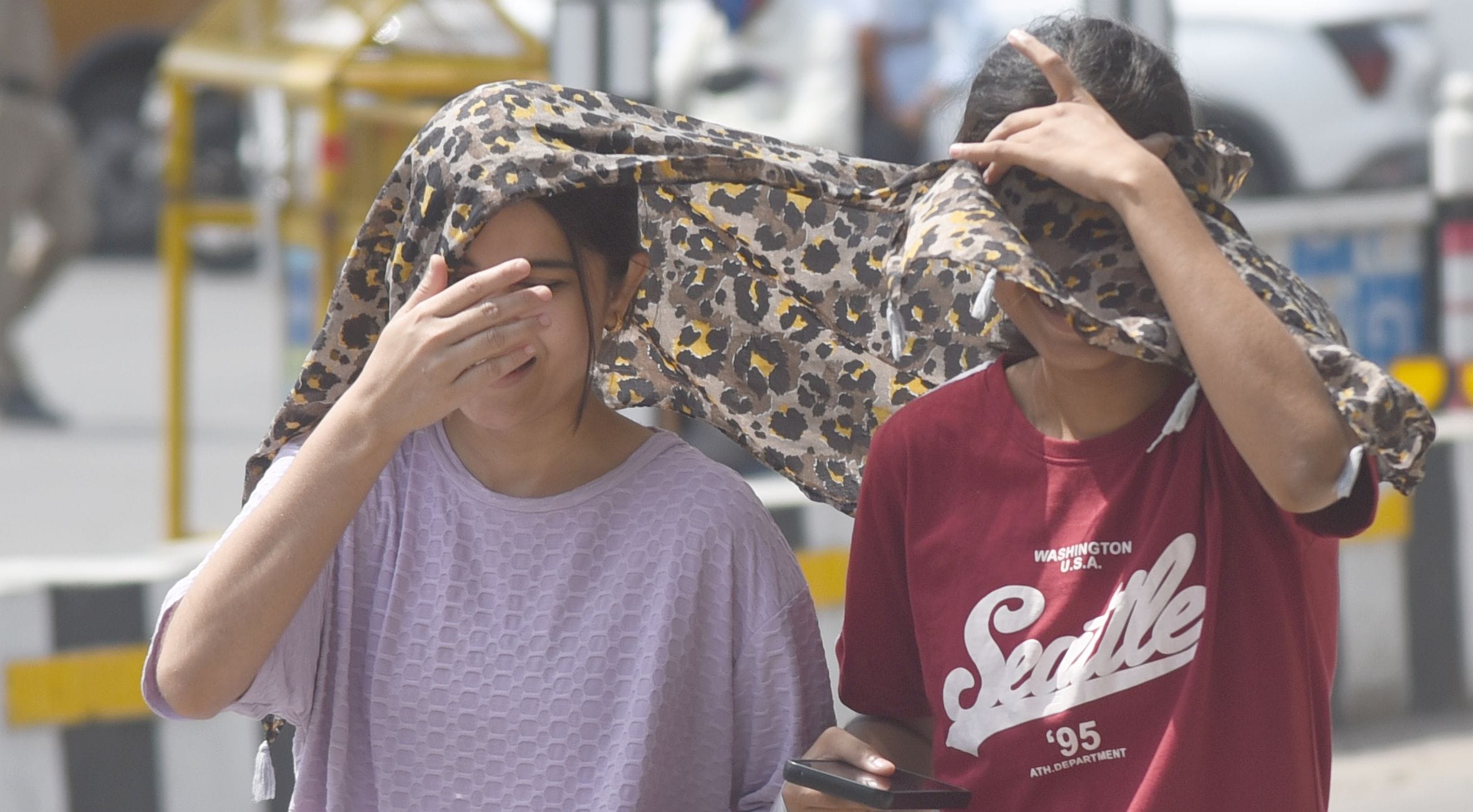 बृहस्पतिवार को गर्मी और धूप से परेशान नजर आए लाेग। 