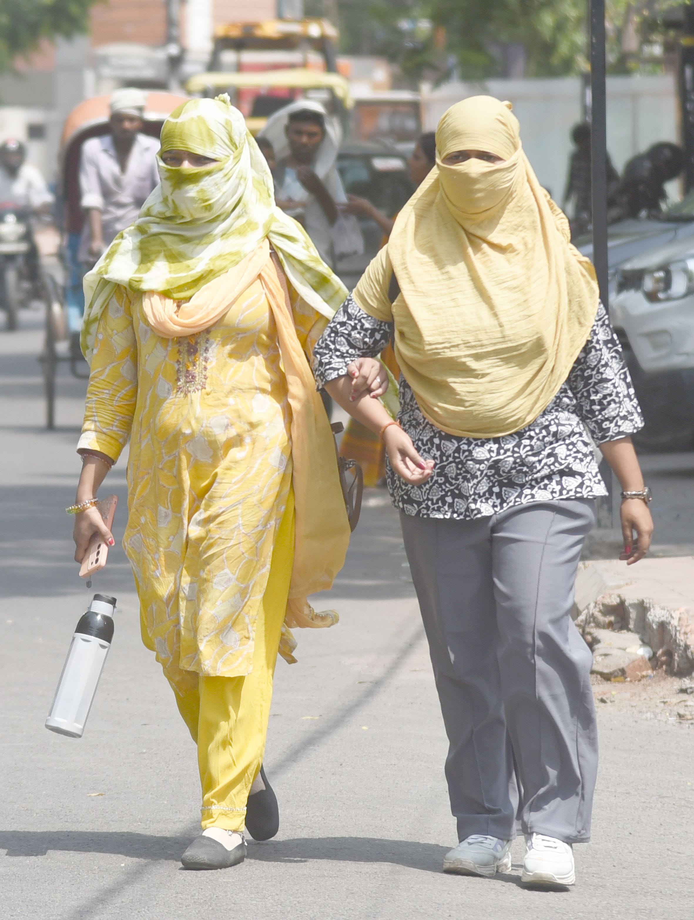 बृहस्पतिवार को गर्मी और धूप से परेशान नजर आए लाेग। 