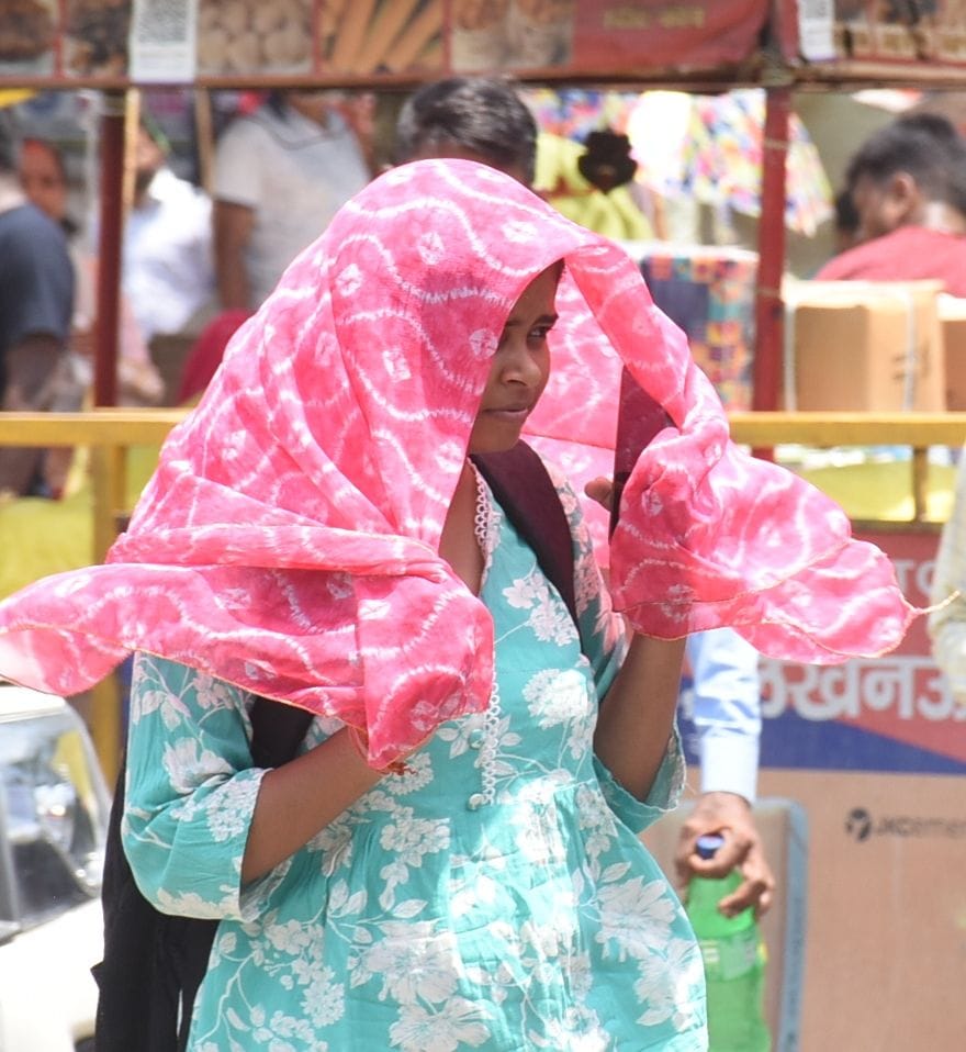 बृहस्पतिवार को गर्मी और धूप से परेशान नजर आए लाेग। 