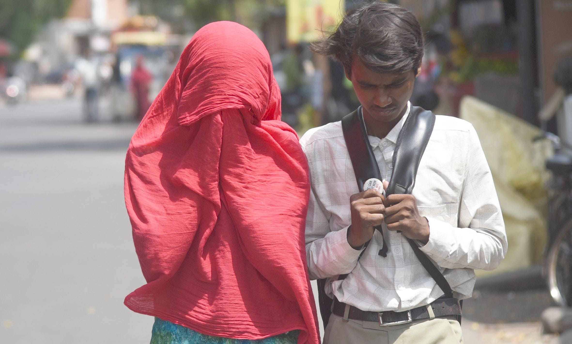 बृहस्पतिवार को गर्मी और धूप से परेशान नजर आए लाेग। 