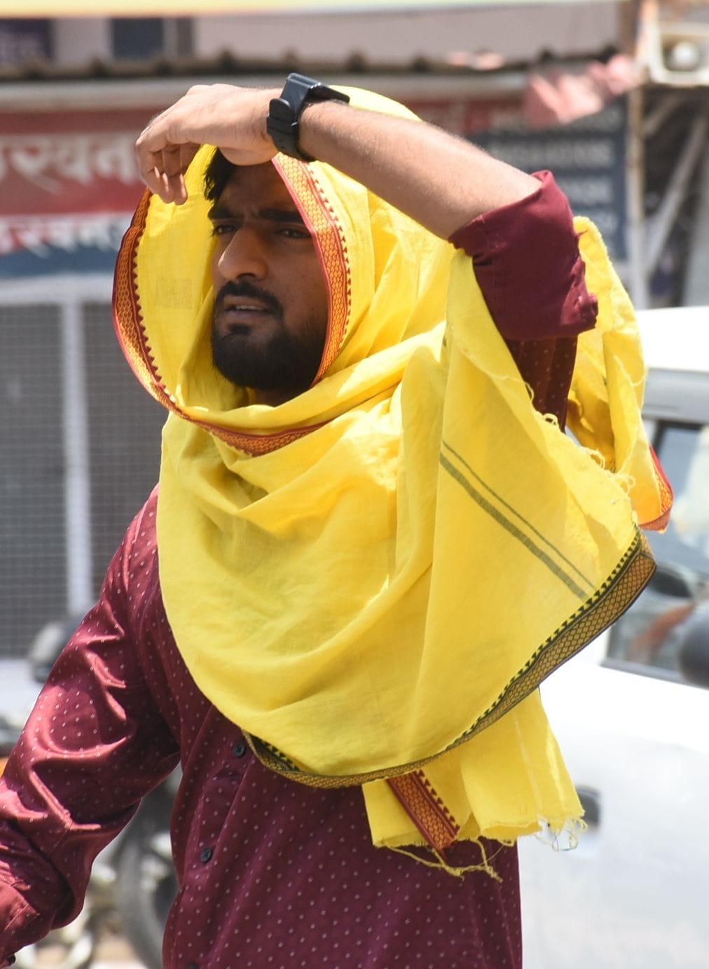 बृहस्पतिवार को गर्मी और धूप से परेशान नजर आए लाेग। 