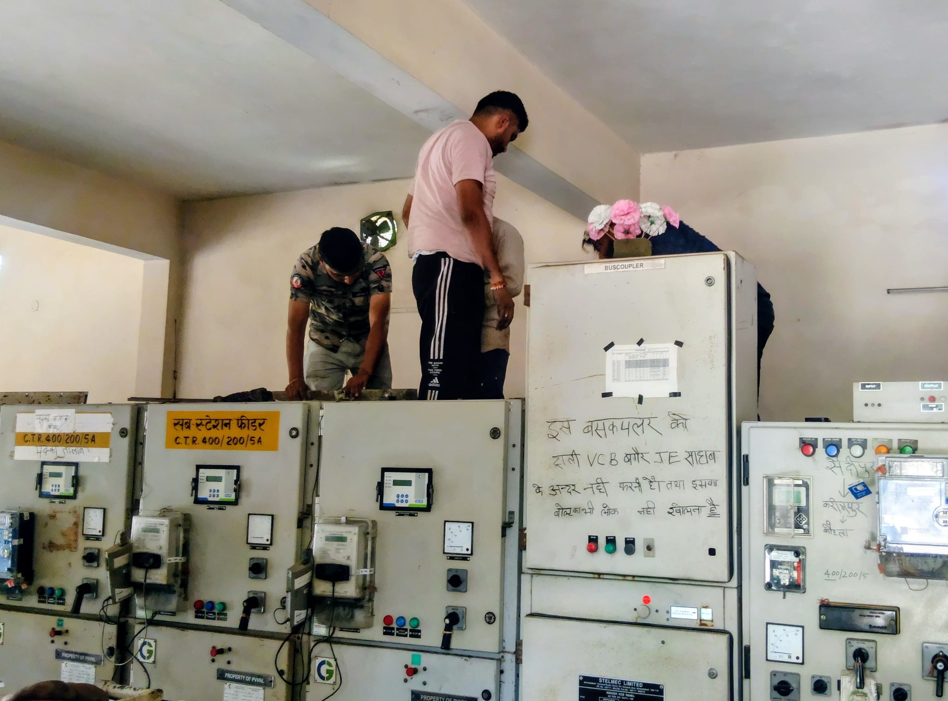 बिजली के टूटे खंभे। (फलावदा) बिजली के टूटे खंभे। (फलावदा)