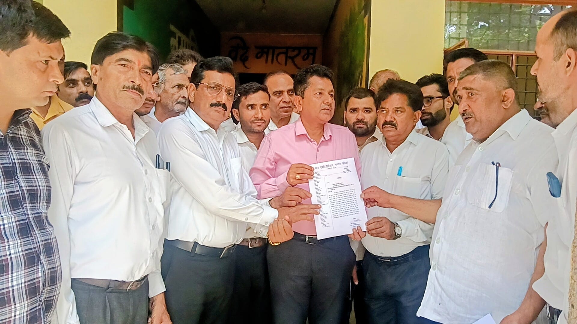 बार एसोसिएशन द्वारा सब रजिस्ट्रार कार्यालय पर तालाबंदी करतेअधिवक्ता। (मवाना) बार एसोसिएशन द्वारा सब रजिस्ट्रार कार्यालय पर तालाबंदी करतेअधिवक्ता। (मवाना)