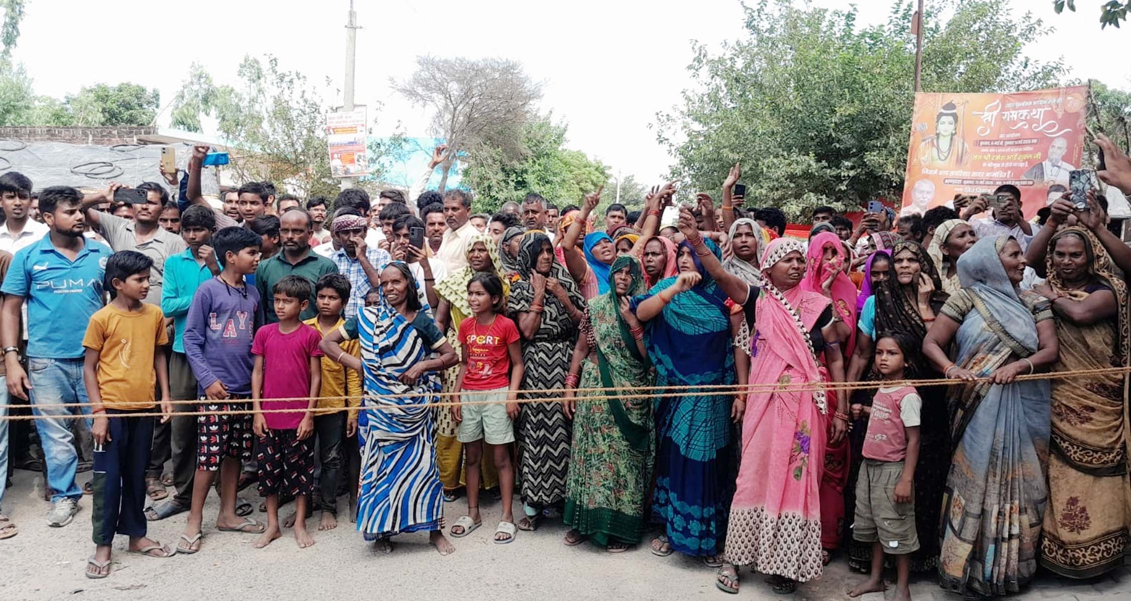चांदपुर पुलिस चौकी पर प्रदर्शन करते लोग। संवाद चांदपुर पुलिस चौकी पर प्रदर्शन करते लोग। संवाद