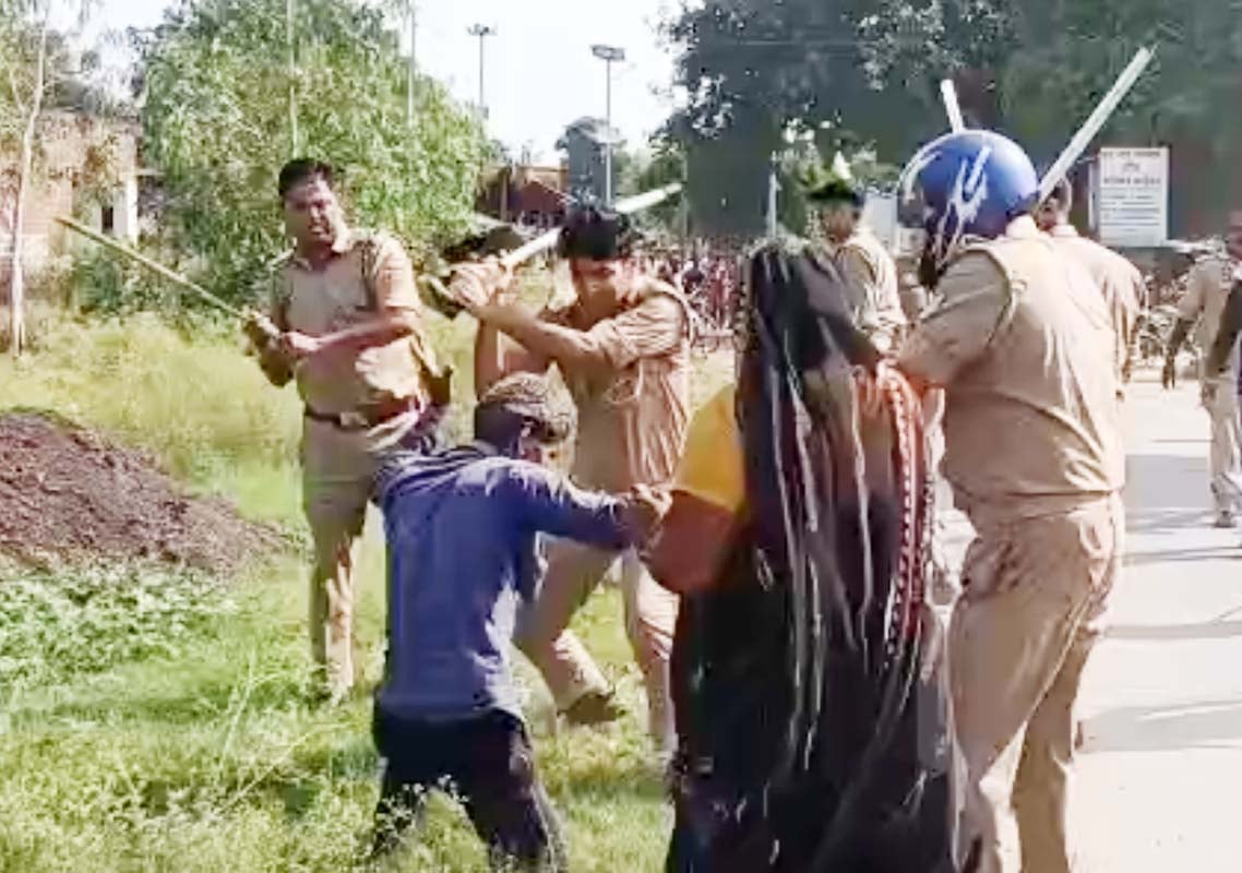 चांदपुर पुलिस चौकी पर प्रदर्शन करते लोग। संवाद चांदपुर पुलिस चौकी पर प्रदर्शन करते लोग। संवाद