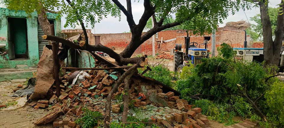 छर्रा में आंधी से गिरे पेड़ व मकान। संवाद 