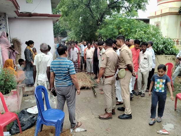 एफआईआर की कापी परिजनों को सौंपती पुलिस।स्रोत-सोशल मीडिया एफआईआर की कापी परिजनों को सौंपती पुलिस।स्रोत-सोशल मीडिया