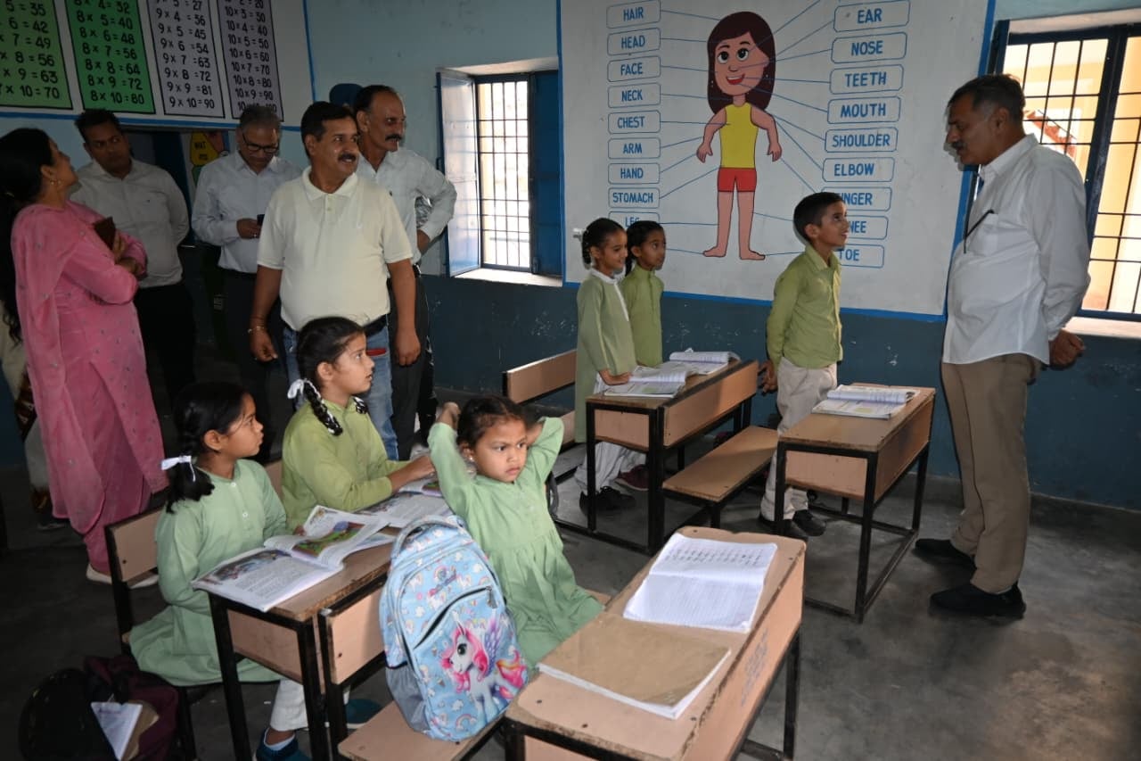 एनटीपीसी कोलडैम में मंत्री राजेश धर्माणी को परियोजना की जानकारी देते अधिकारी। स्रोत: डीपीआरओ
