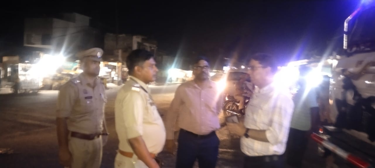 एसडीएम ने रामपुर चौराहे पर बुधवार देर रात चलाया अभियान, एक दर्जन ओवरलोड वाहनों पर कार्रवाई।