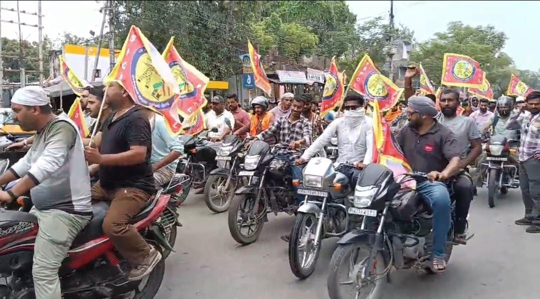 फोटो 01 पठानकोट में बाइक रैली निकालते हुए कच्चे कर्मचारी। संवाद फोटो 01 पठानकोट में बाइक रैली निकालते हुए कच्चे कर्मचारी। संवाद