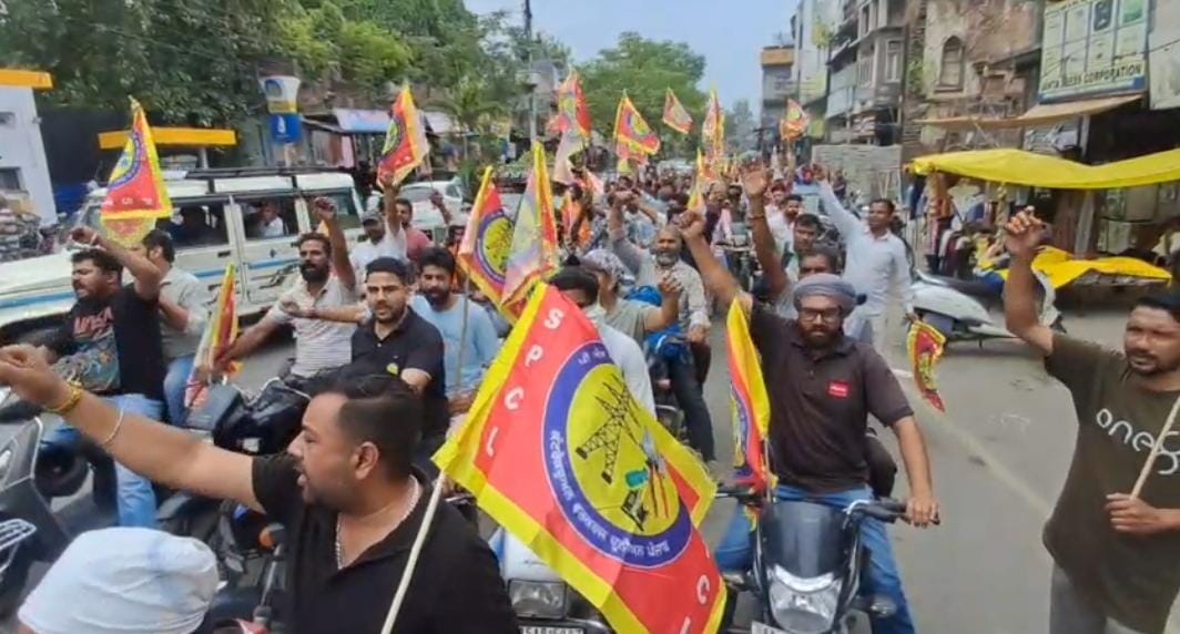 फोटो 01 पठानकोट में बाइक रैली निकालते हुए कच्चे कर्मचारी। संवाद फोटो 01 पठानकोट में बाइक रैली निकालते हुए कच्चे कर्मचारी। संवाद