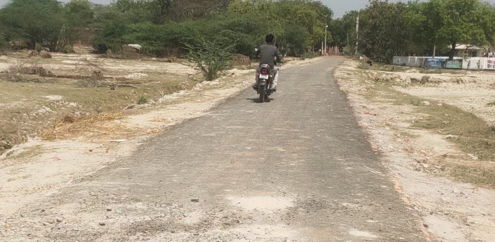 फोटो-1-चौड़ीकरण में प्रस्तावित रऊ चौराहे से इसुनिया होते हुए परियर मार्ग। स्रोत: ग्रामीण।
