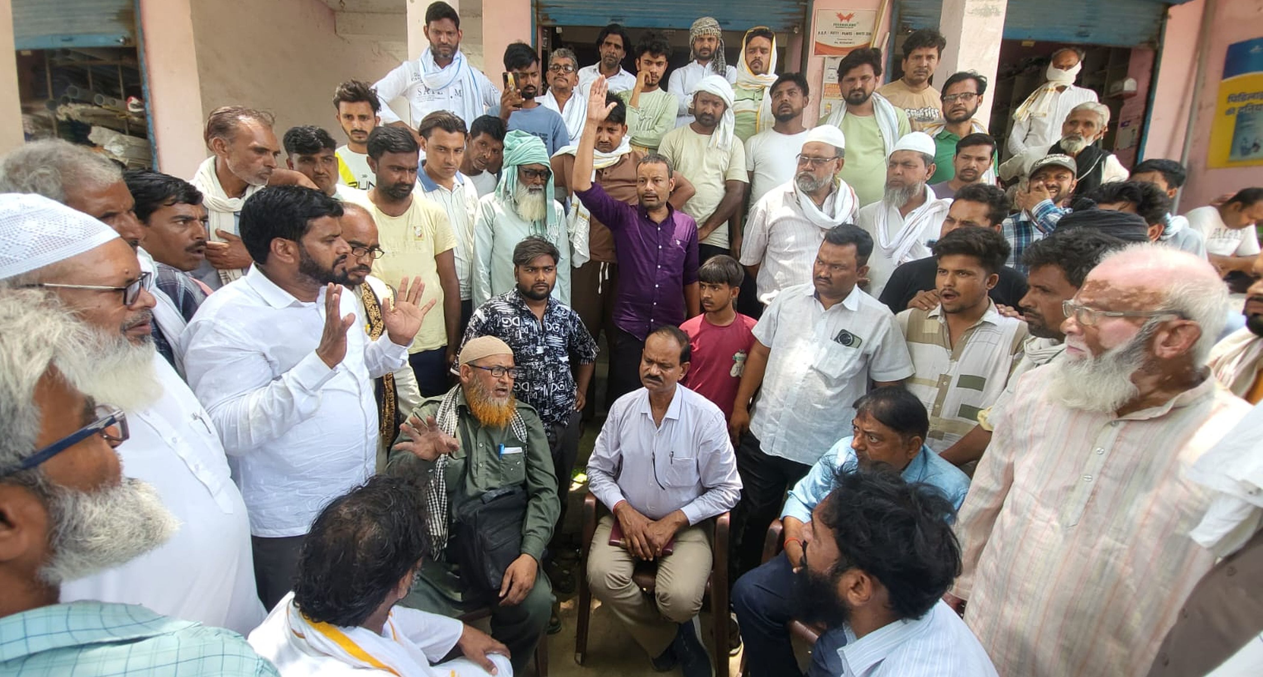 फोटो-24-सहायक चकबंदी अधिकारी का घेराव करके किसान। संवाद फोटो-24-सहायक चकबंदी अधिकारी का घेराव करके किसान। संवाद