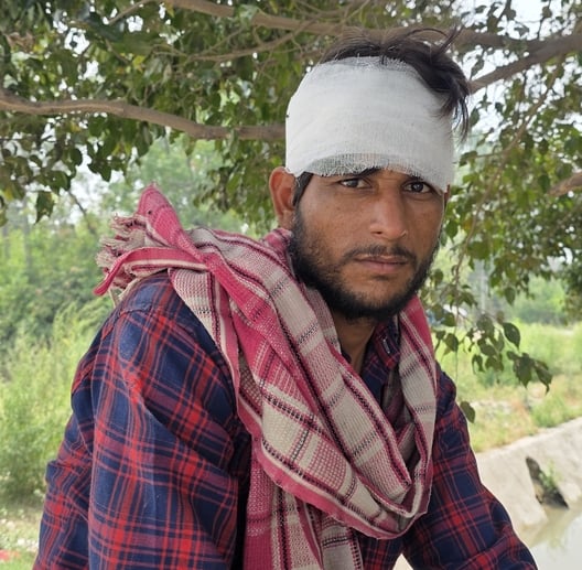 फोटो-58: बहादुरगढ़ में सड़क के बीचोंबीच पलटा कंट्रेनर ट्राला। संवाद
