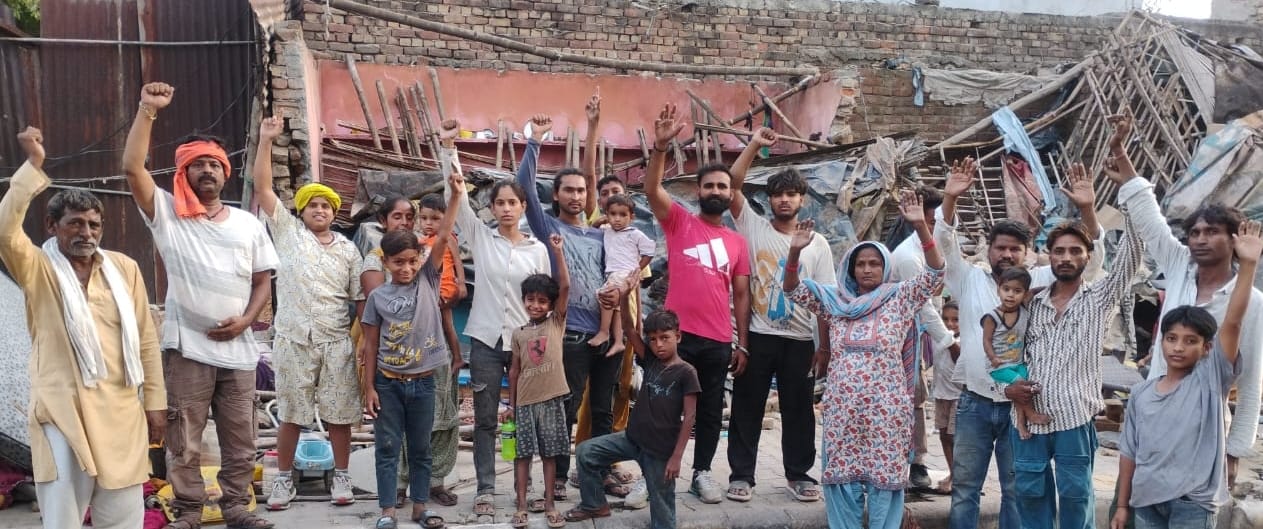 फोटो-65: नगर परिषद की कार्रवाई के दौरान जेसीबी के आगे अड़कर विरोध स्वरूप ईंट उठाकर फेंकती महिला। फोटो-65: नगर परिषद की कार्रवाई के दौरान जेसीबी के आगे अड़कर विरोध स्वरूप ईंट उठाकर फेंकती महिला।