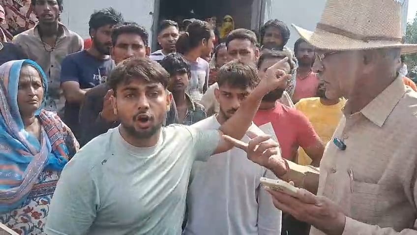 फोटो-65: नगर परिषद की कार्रवाई के दौरान जेसीबी के आगे अड़कर विरोध स्वरूप ईंट उठाकर फेंकती महिला। फोटो-65: नगर परिषद की कार्रवाई के दौरान जेसीबी के आगे अड़कर विरोध स्वरूप ईंट उठाकर फेंकती महिला।
