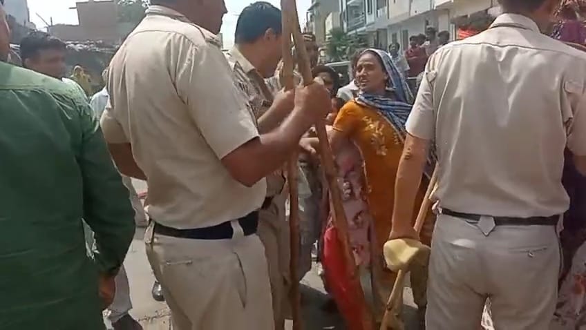 फोटो-65: नगर परिषद की कार्रवाई के दौरान जेसीबी के आगे अड़कर विरोध स्वरूप ईंट उठाकर फेंकती महिला। फोटो-65: नगर परिषद की कार्रवाई के दौरान जेसीबी के आगे अड़कर विरोध स्वरूप ईंट उठाकर फेंकती महिला।