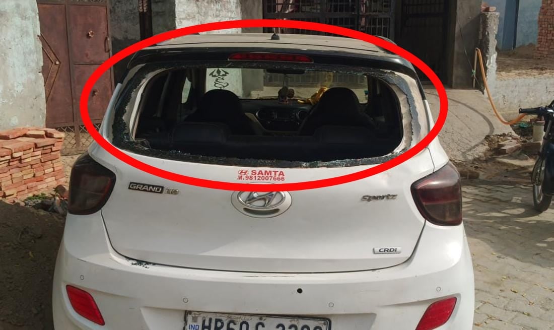 फोटो : सोनीपत के गांव गुमड़ में गोली लगने से टूटा घर की खिड़की का शीशा। स्रोत: पाठक फोटो : सोनीपत के गांव गुमड़ में गोली लगने से टूटा घर की खिड़की का शीशा। स्रोत: पाठक