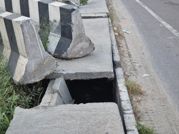 फोटो :: सोनीपत में नेशनल हाईवे-44 पर बहालगढ़ के पास खोदा गया गड्ढा। संवाद फोटो :: सोनीपत में नेशनल हाईवे-44 पर बहालगढ़ के पास खोदा गया गड्ढा। संवाद