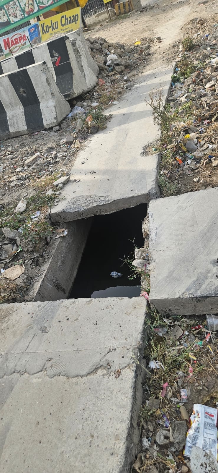 फोटो :: सोनीपत में नेशनल हाईवे-44 पर बहालगढ़ के पास खोदा गया गड्ढा। संवाद फोटो :: सोनीपत में नेशनल हाईवे-44 पर बहालगढ़ के पास खोदा गया गड्ढा। संवाद