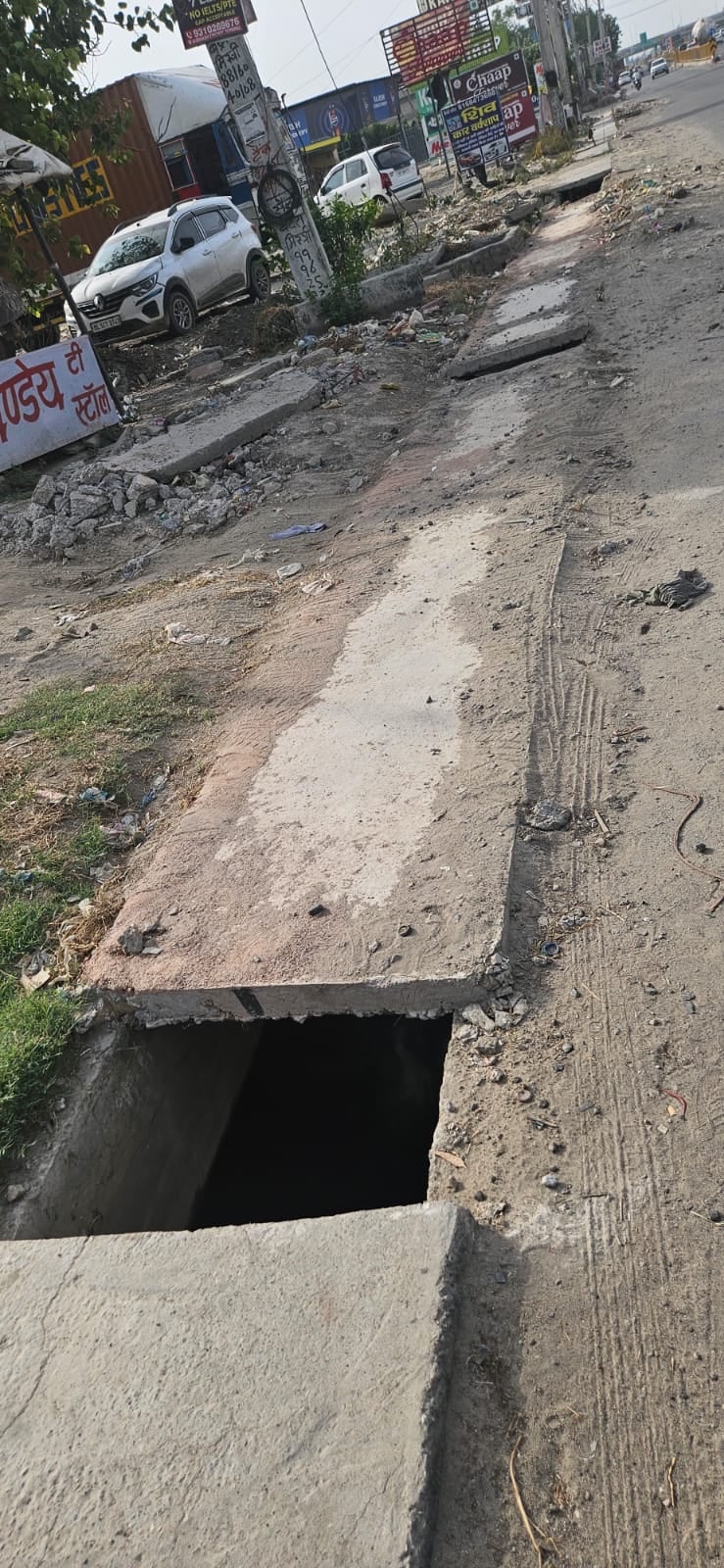 फोटो :: सोनीपत में नेशनल हाईवे-44 पर बहालगढ़ के पास खोदा गया गड्ढा। संवाद फोटो :: सोनीपत में नेशनल हाईवे-44 पर बहालगढ़ के पास खोदा गया गड्ढा। संवाद