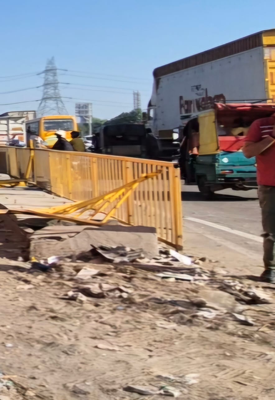 फोटो :: सोनीपत में नेशनल हाईवे-44 पर बहालगढ़ के पास खोदा गया गड्ढा। संवाद फोटो :: सोनीपत में नेशनल हाईवे-44 पर बहालगढ़ के पास खोदा गया गड्ढा। संवाद