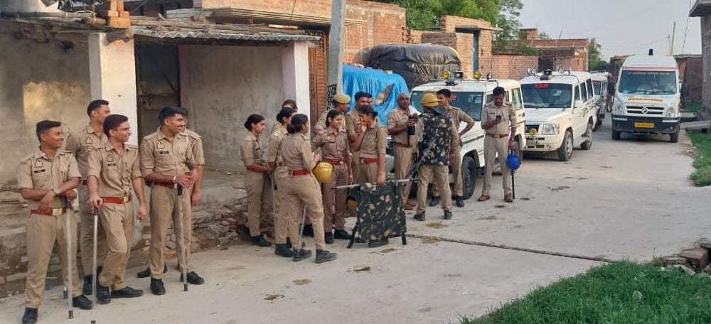 ग्राम समाज की जमीन पर अवैध मस्जिद गिराता हुआ बुल्डोजर। संवाद ग्राम समाज की जमीन पर अवैध मस्जिद गिराता हुआ बुल्डोजर। संवाद