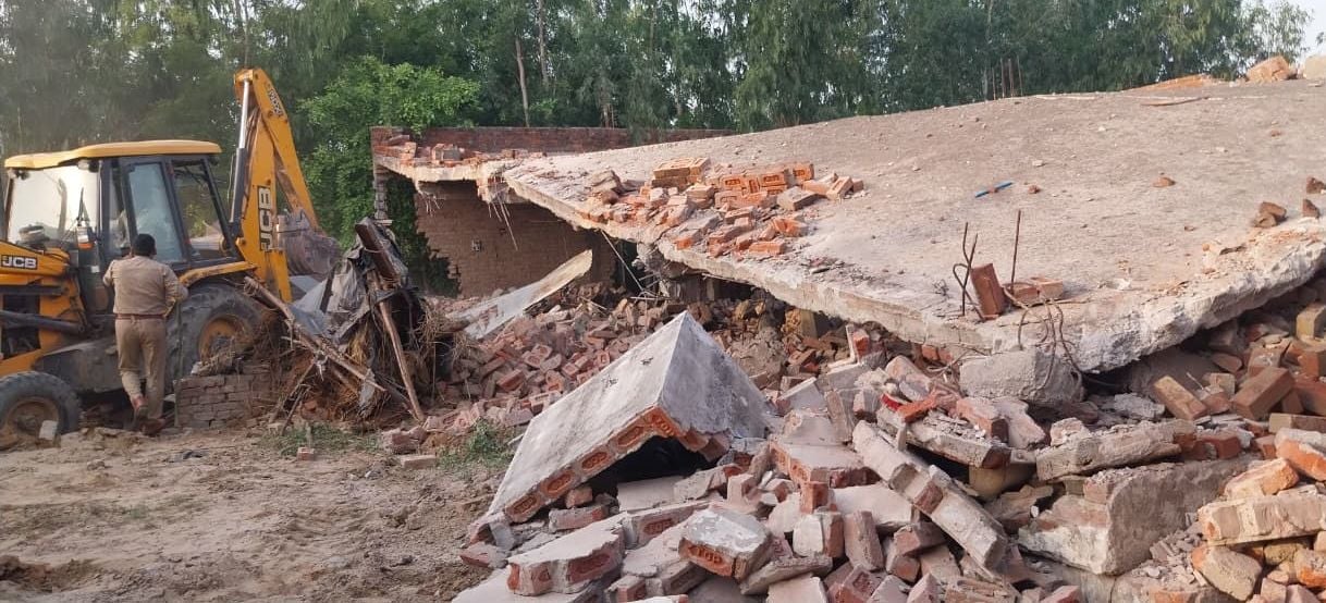 ग्राम समाज की जमीन पर अवैध मस्जिद गिराता हुआ बुल्डोजर। संवाद ग्राम समाज की जमीन पर अवैध मस्जिद गिराता हुआ बुल्डोजर। संवाद
