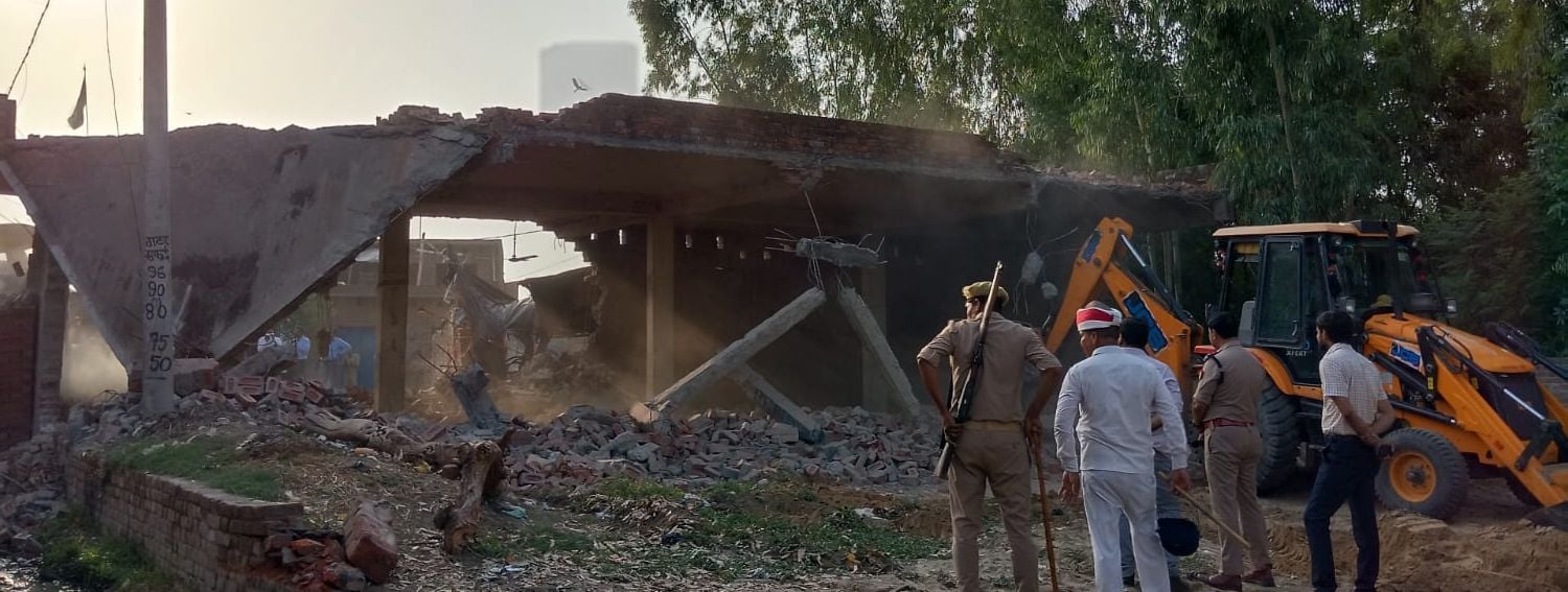ग्राम समाज की जमीन पर अवैध मस्जिद गिराता हुआ बुल्डोजर। संवाद ग्राम समाज की जमीन पर अवैध मस्जिद गिराता हुआ बुल्डोजर। संवाद