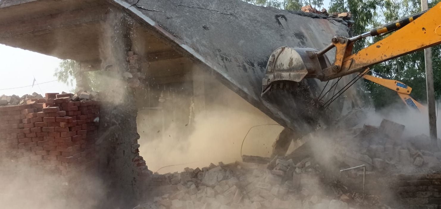 ग्राम समाज की जमीन पर अवैध मस्जिद गिराता हुआ बुल्डोजर। संवाद ग्राम समाज की जमीन पर अवैध मस्जिद गिराता हुआ बुल्डोजर। संवाद