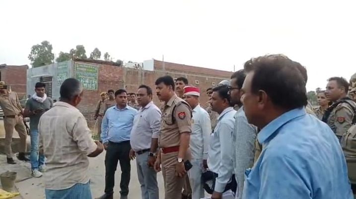 ग्राम समाज की जमीन पर अवैध मस्जिद गिराता हुआ बुल्डोजर। संवाद ग्राम समाज की जमीन पर अवैध मस्जिद गिराता हुआ बुल्डोजर। संवाद