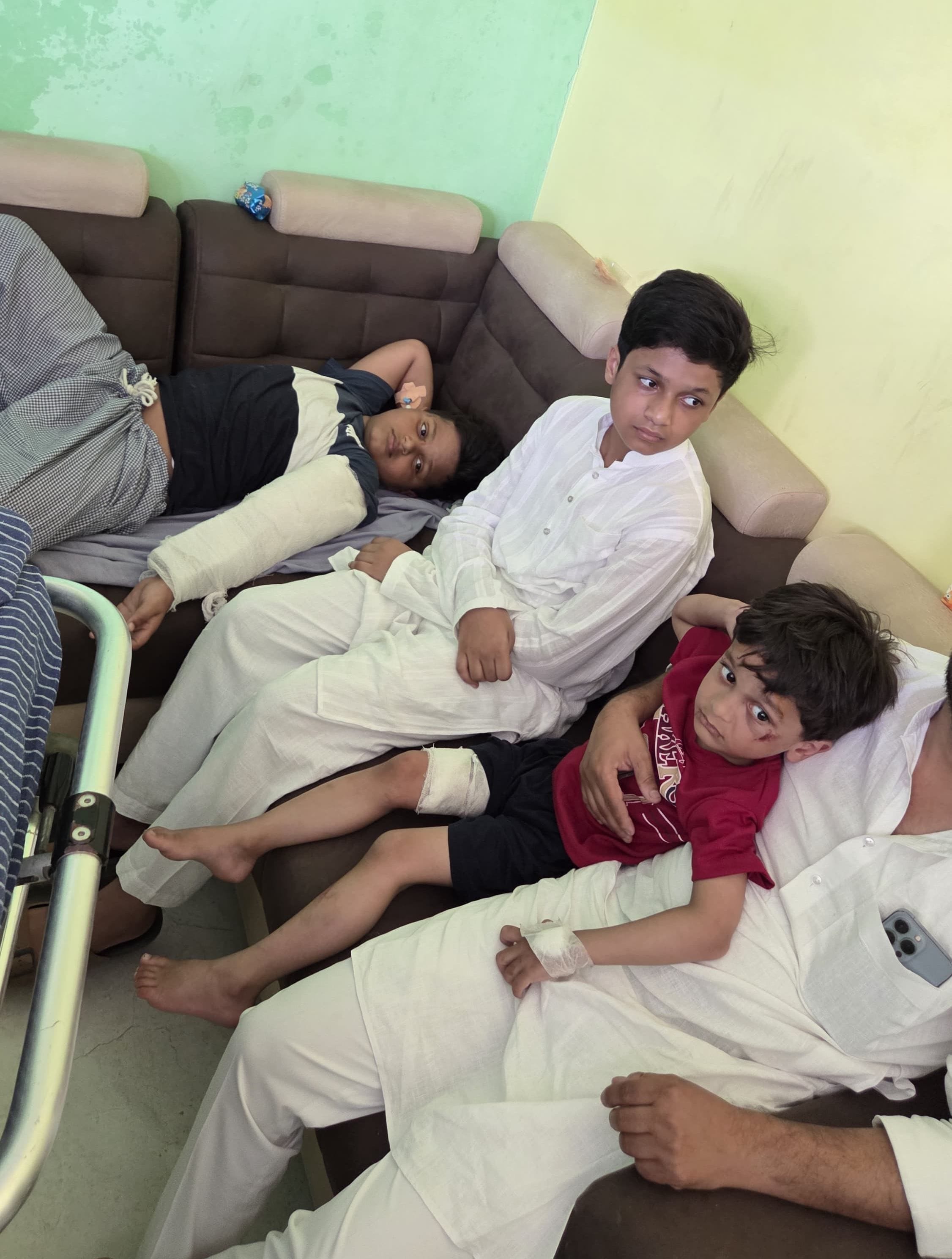 घर पर सांत्वना देने वालों की जुटी भीड़ व घायल परिवार के सदस्य। घर पर सांत्वना देने वालों की जुटी भीड़ व घायल परिवार के सदस्य।