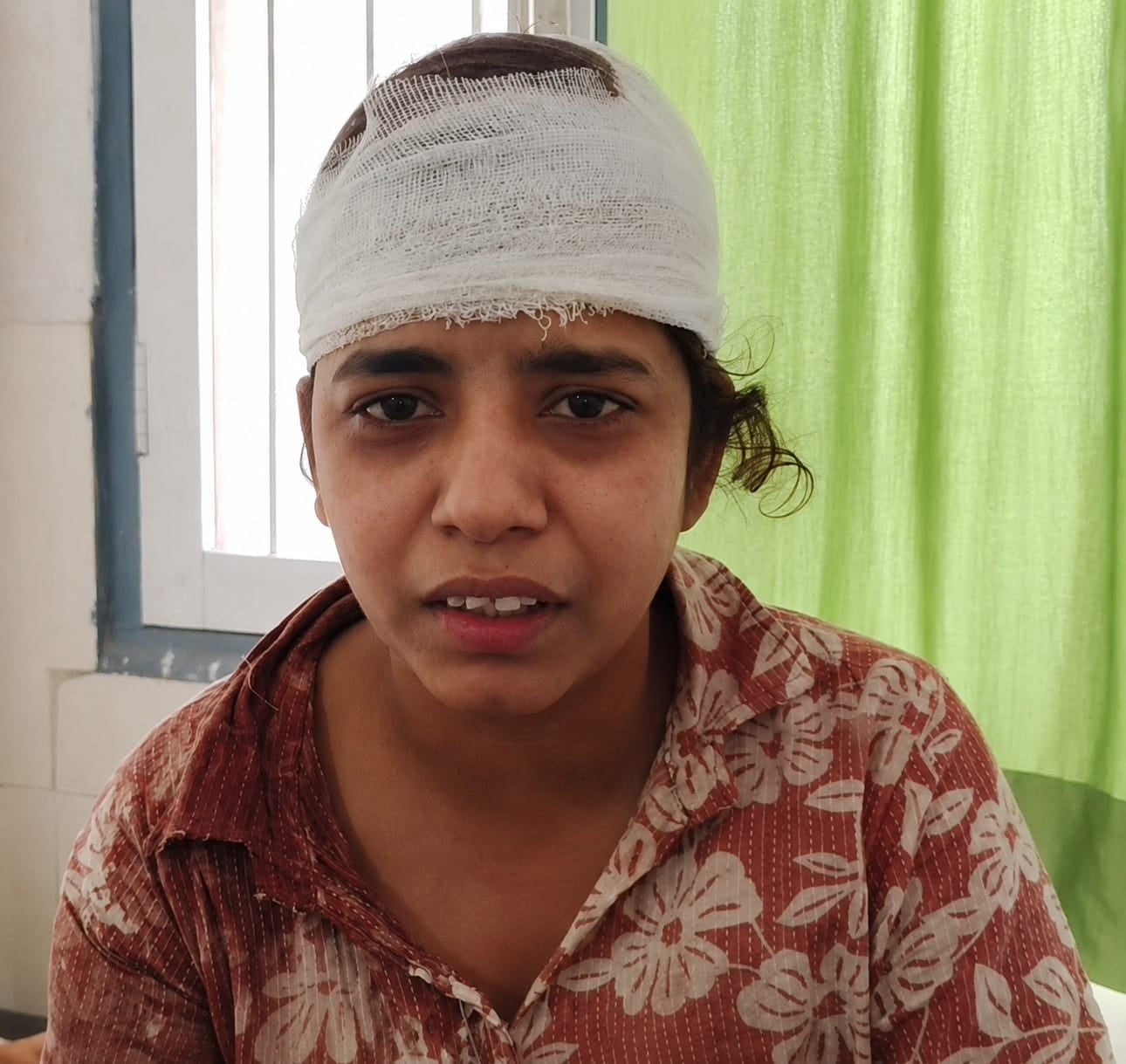 हमले में घायल युवती के सिर में लगी चोट। संवाद