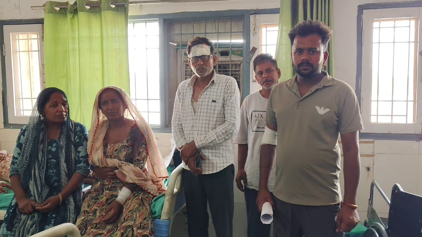 हमले में घायल युवती के सिर में लगी चोट। संवाद