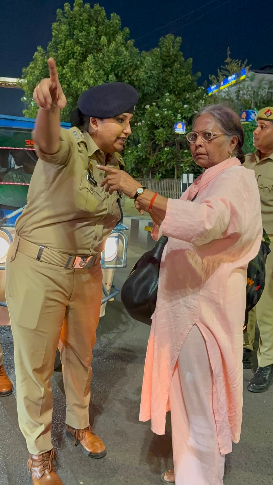 जांच करतीं पुलिस उपायुक्त यातायात रवीना त्यागी।