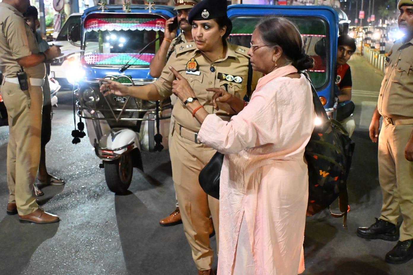 जांच करतीं पुलिस उपायुक्त यातायात रवीना त्यागी।
