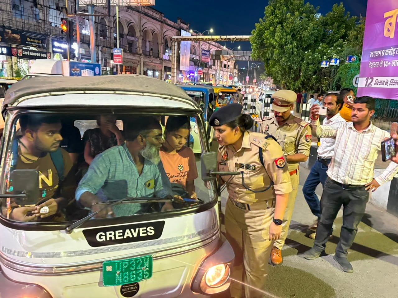 जांच करतीं पुलिस उपायुक्त यातायात रवीना त्यागी।
