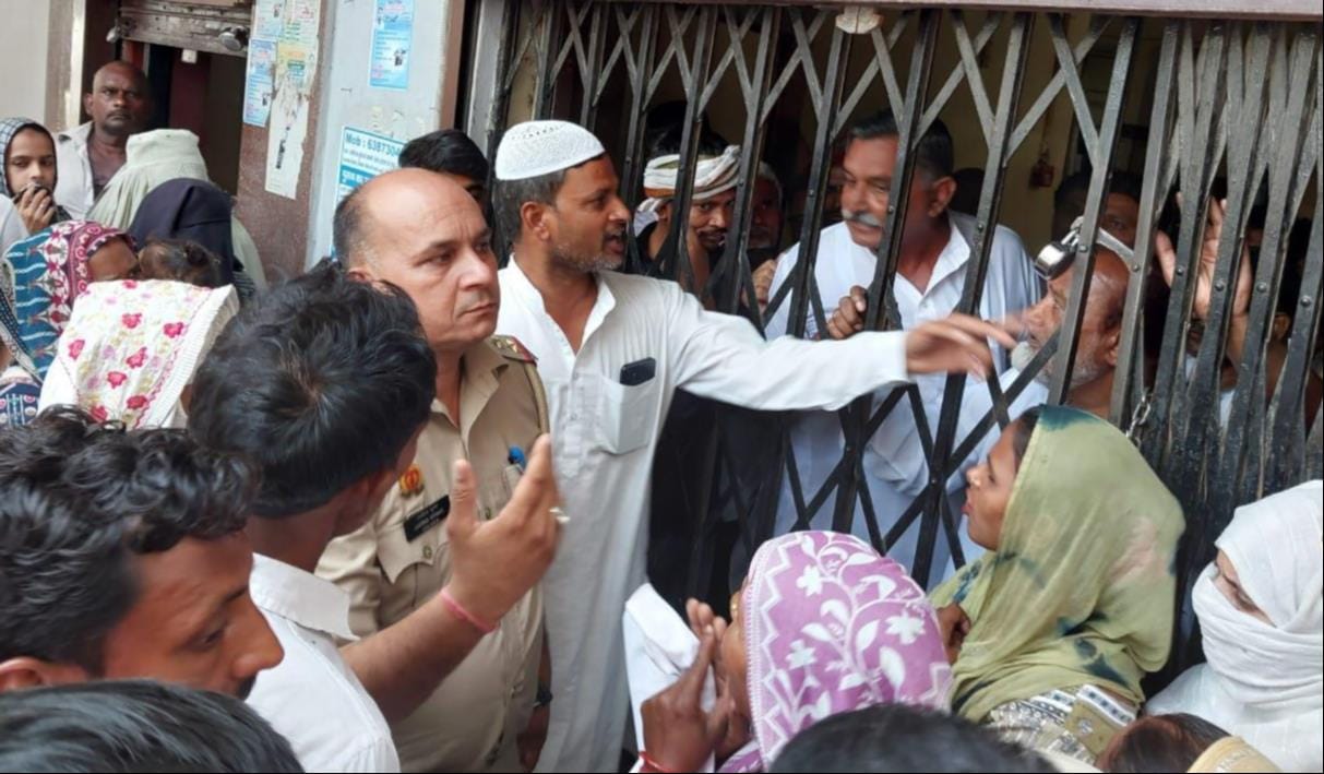 जलालाबाद में बैंक के बाहर हंगामा करते उपभोक्ता। संवाद