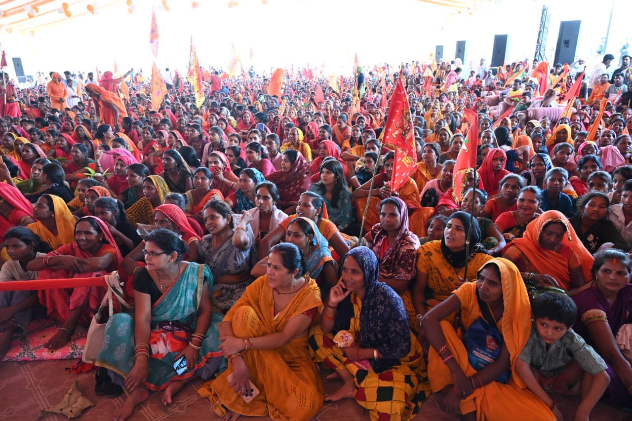 जलालपुर के पुरेंव गांव में बड़कू हनुमान आश्रम में अंतर्राष्ट्रीय नारी महाकुंभ का भव्य शुभारंभ। 