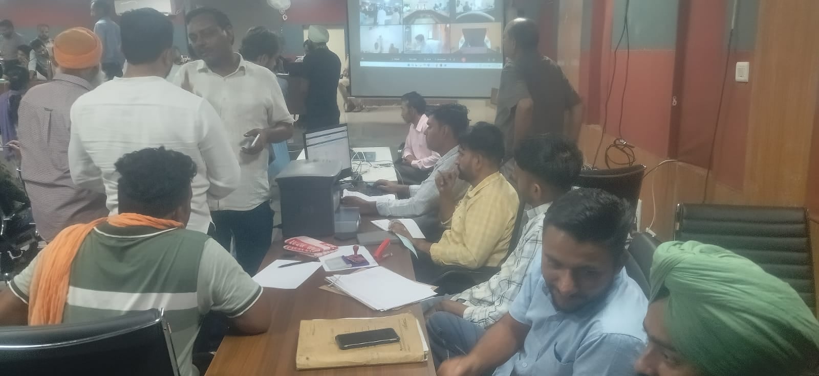 कुरुक्षेत्र। अपने चाचा के साथ समाधान शिविर में पहुंचे छोटू राम चर्चा करते हुए। संवाद