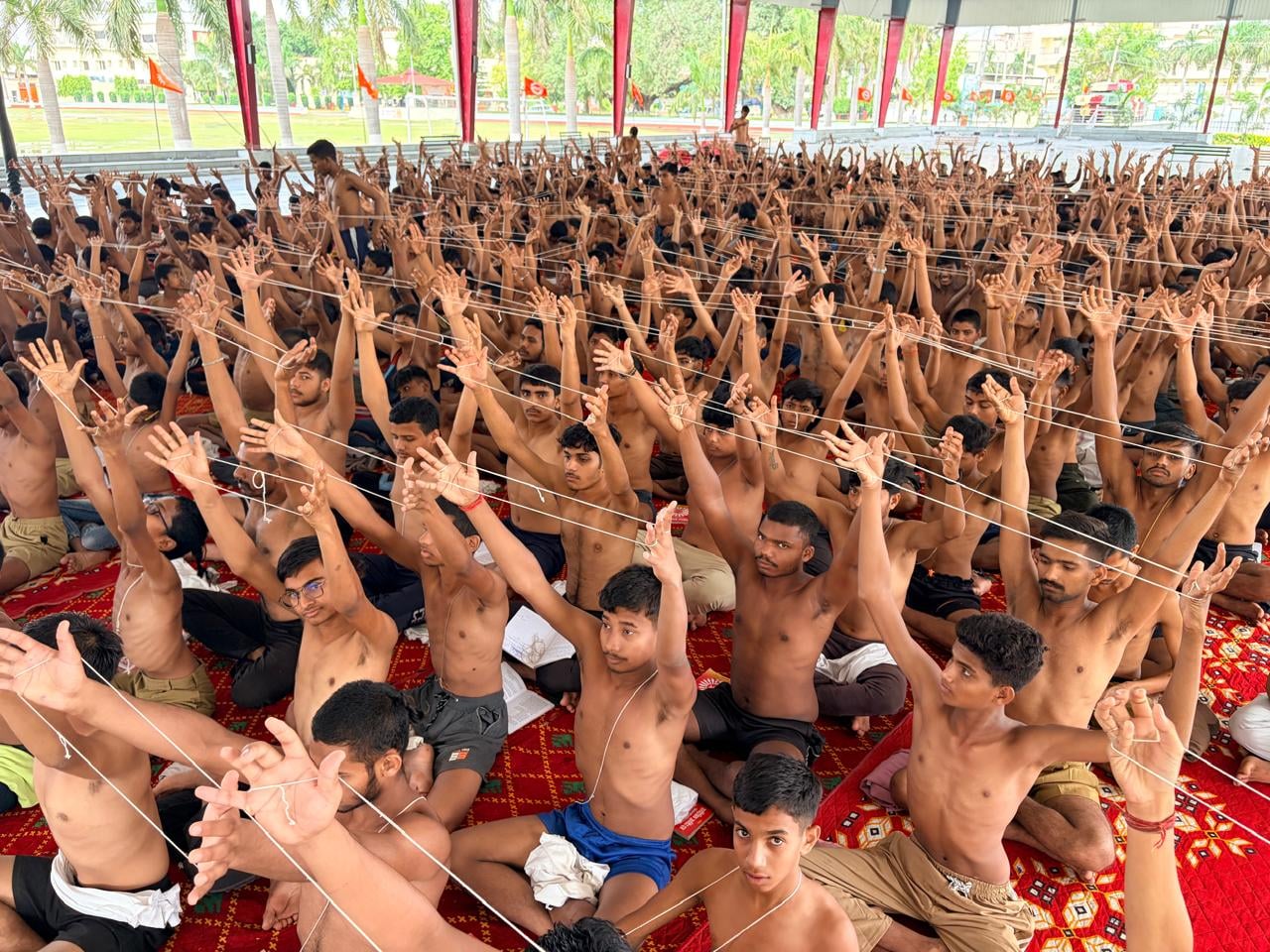 कुरुक्षेत्र। गुरुकुल कुरुक्षेत्र में राष्ट्रीय शिविर में यज्ञोपवीत धारण करते युवा। स्वयं