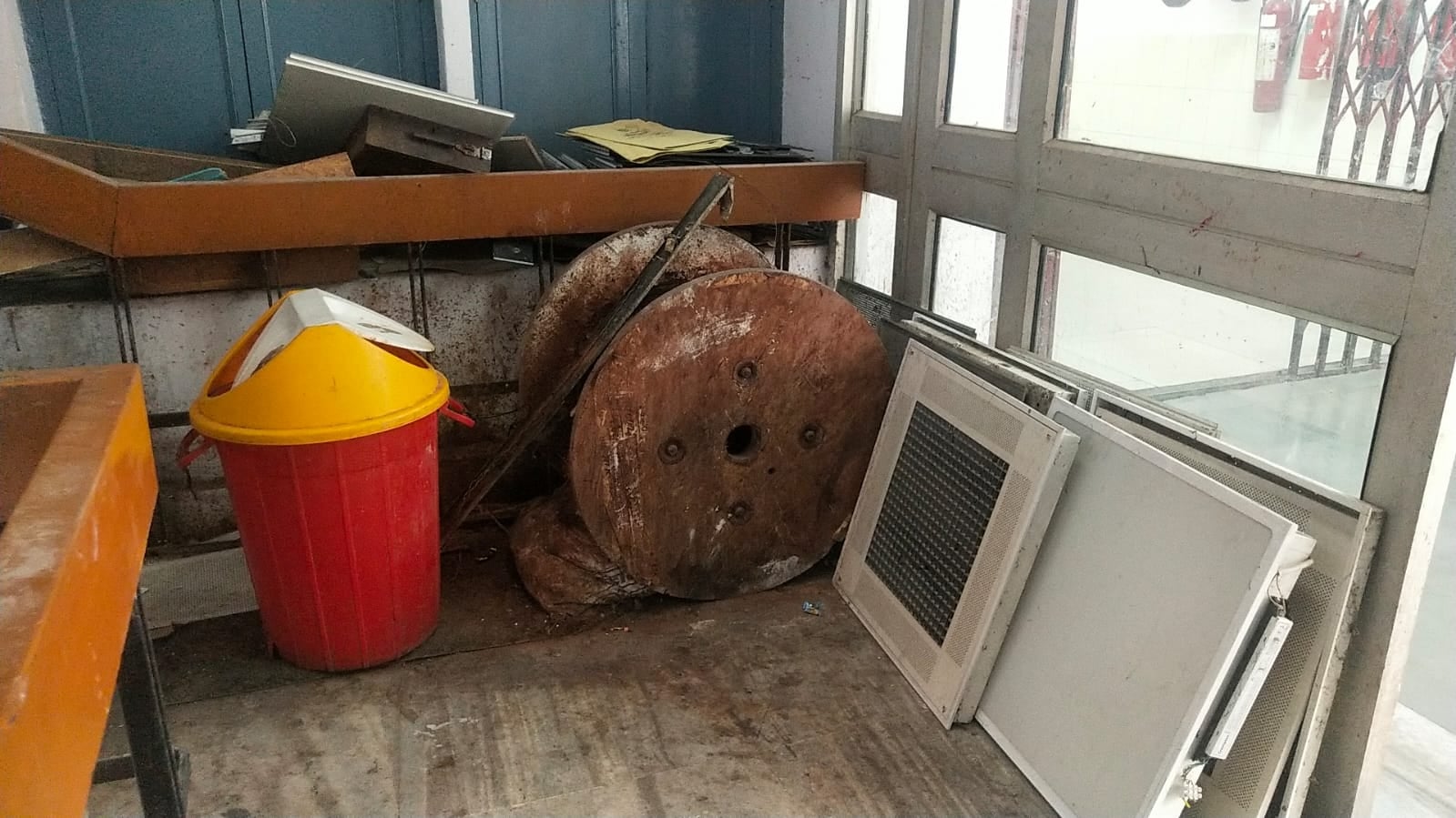 लिफ्ट के सामने जमा कबाड़।