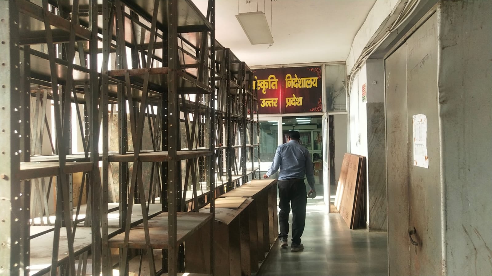 लिफ्ट के सामने जमा कबाड़।