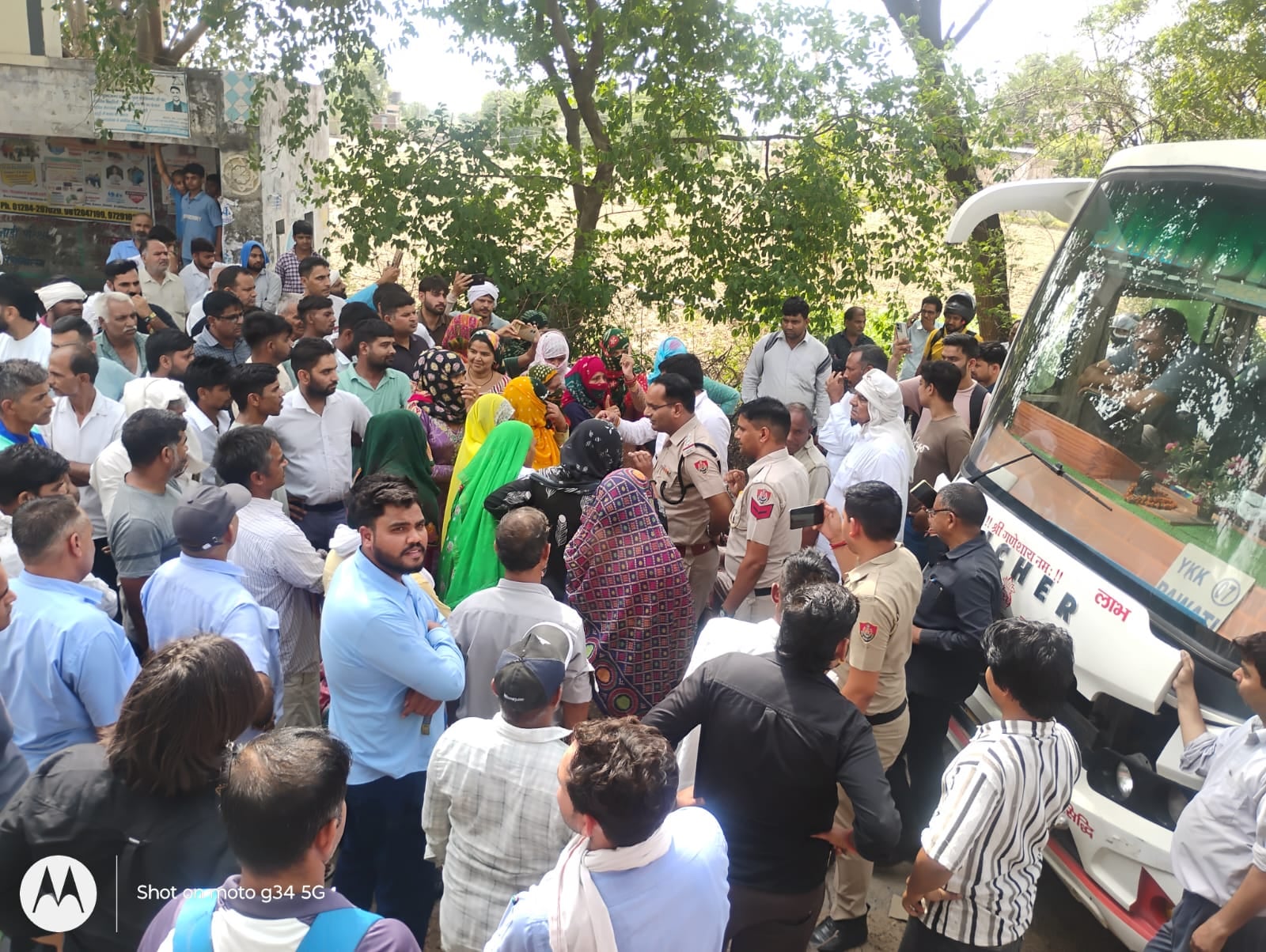 मांगों को लेकर ग्रामीणों ने लगाया जाम। संवाद मांगों को लेकर ग्रामीणों ने लगाया जाम। संवाद