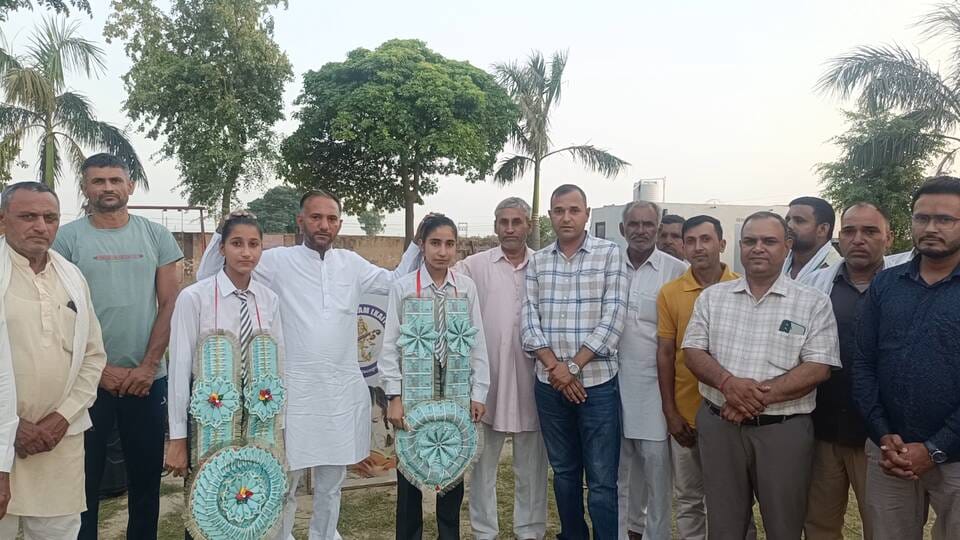 मेधावी छात्राओं को सम्मानित करते सरपंच प्रतिनिधि नरेश कुमार व अन्य ग्रामीण।