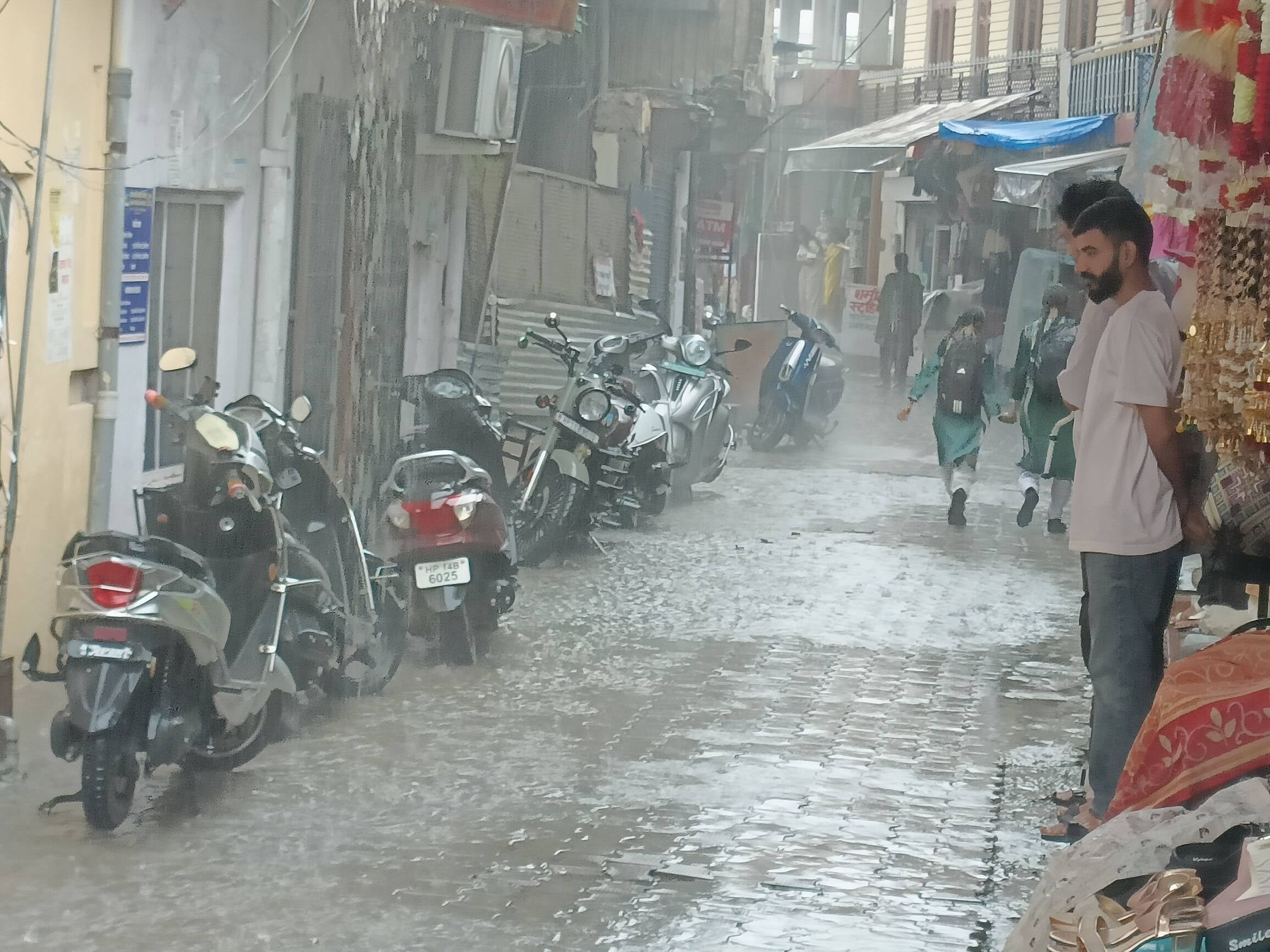 नगर पंचायत कुनिहार में शुक्रवार को हुई पहली बारिश से दुकानों के बाहर भरा पानी। संवाद